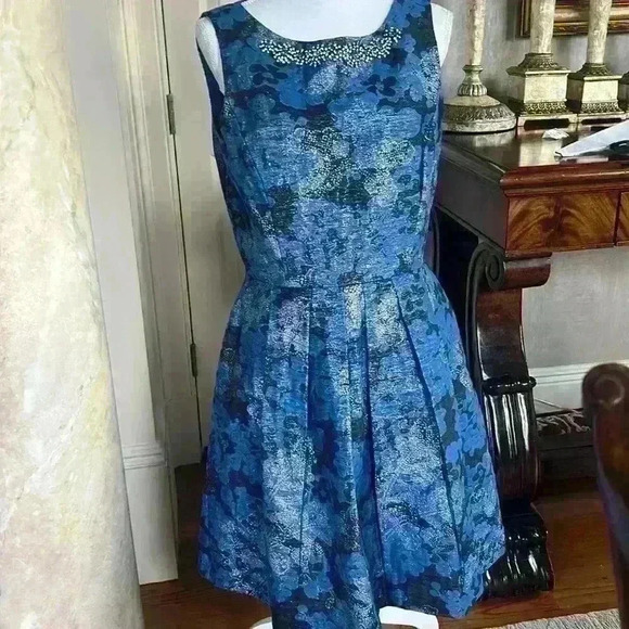 T Tahari size 10. Blue/black w/silver detail excellent condition fit and flare - Picture 8 of 13